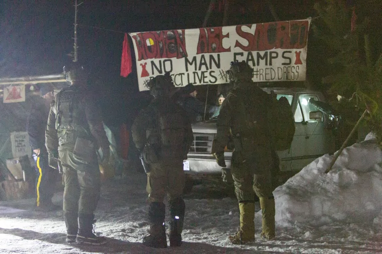 6 arrested at Wet’suwet’en anti-pipeline camp | CBC News