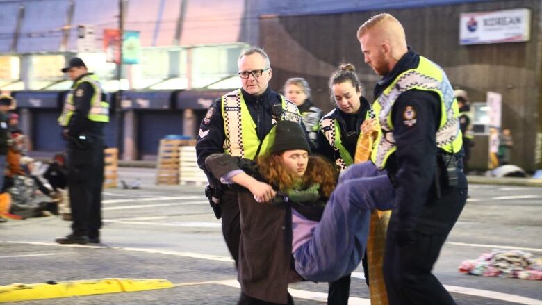 Police arrest anti-pipeline protesters at Vancouver port as they enforce court injunction | CBC News