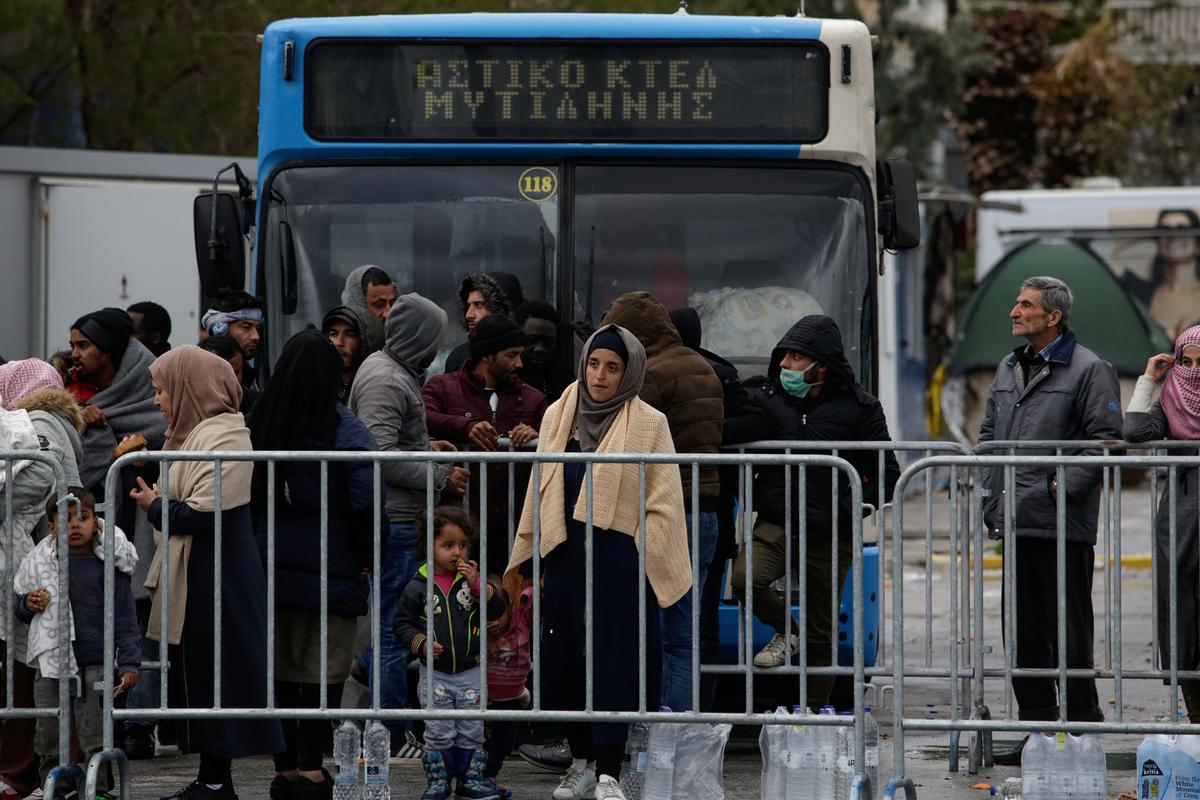 Greece blocks 35,000 migrants, plans to deport arrivals after March 1