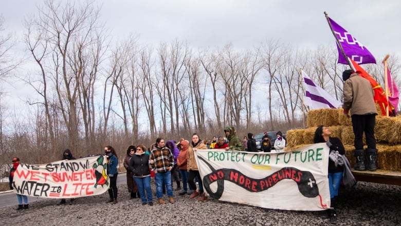 Kahnawake rail blockade will come down today, Mohawk council says | CBC News