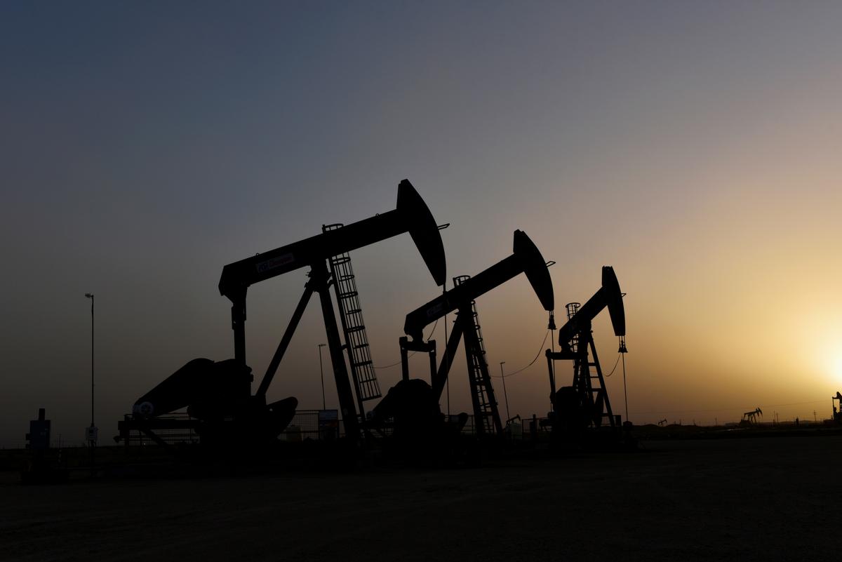 Oil plunges about 30?ter Saudi Arabia slashes costs, opens taps