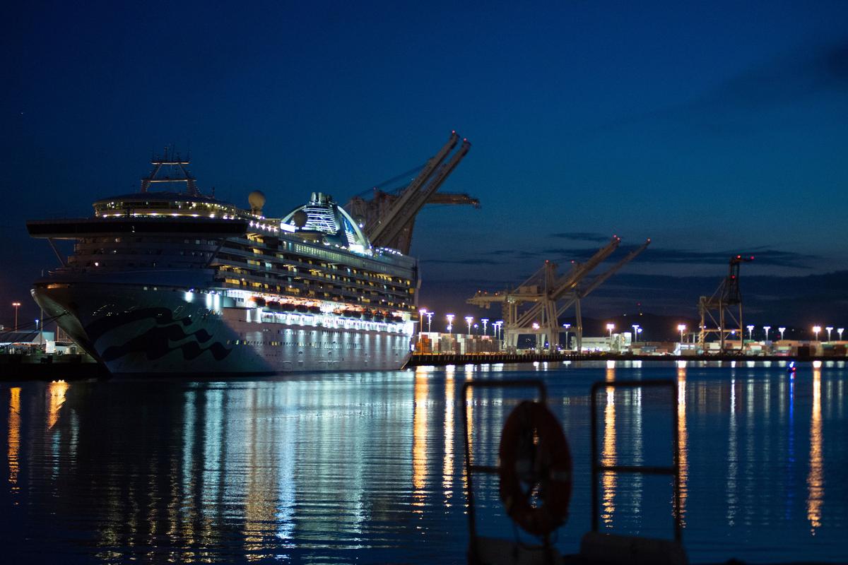 Travelers plod off coronavirus-stricken cruise ship in face masks in California