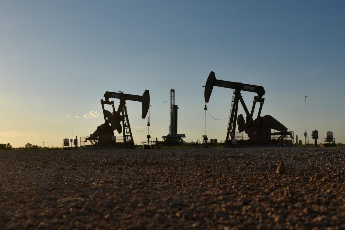 Oil falls 3% as Saudi, UAE plan for higher output capacity