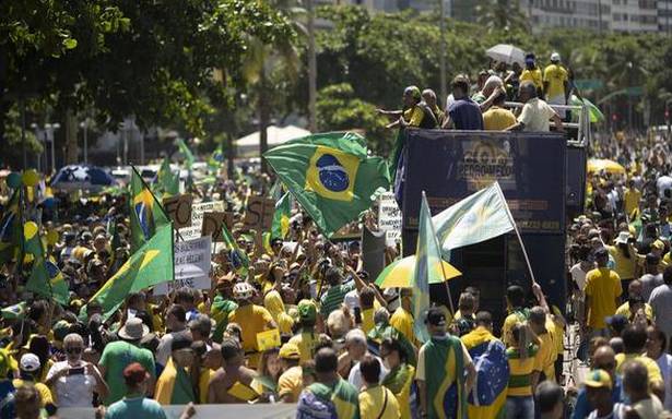 Brazil President takes selfies, cheers demonstrators despite infection warnings