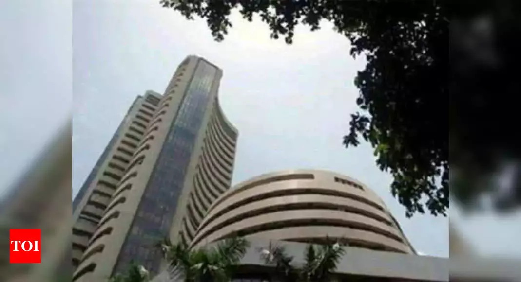 Sensex sheds 811 pts, clever closes below 9k 1st time in 3 years