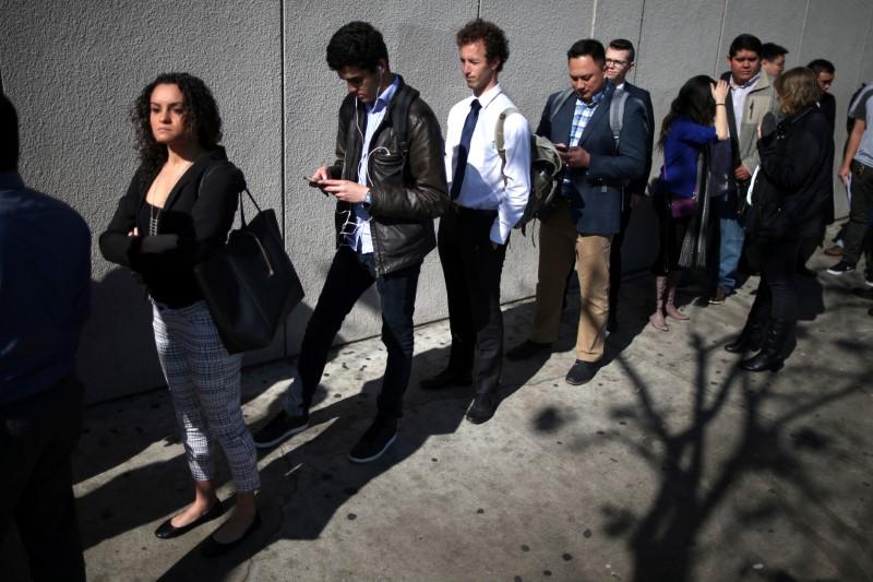 U.S. jobless claims might top record 1.5 million next week: financial experts