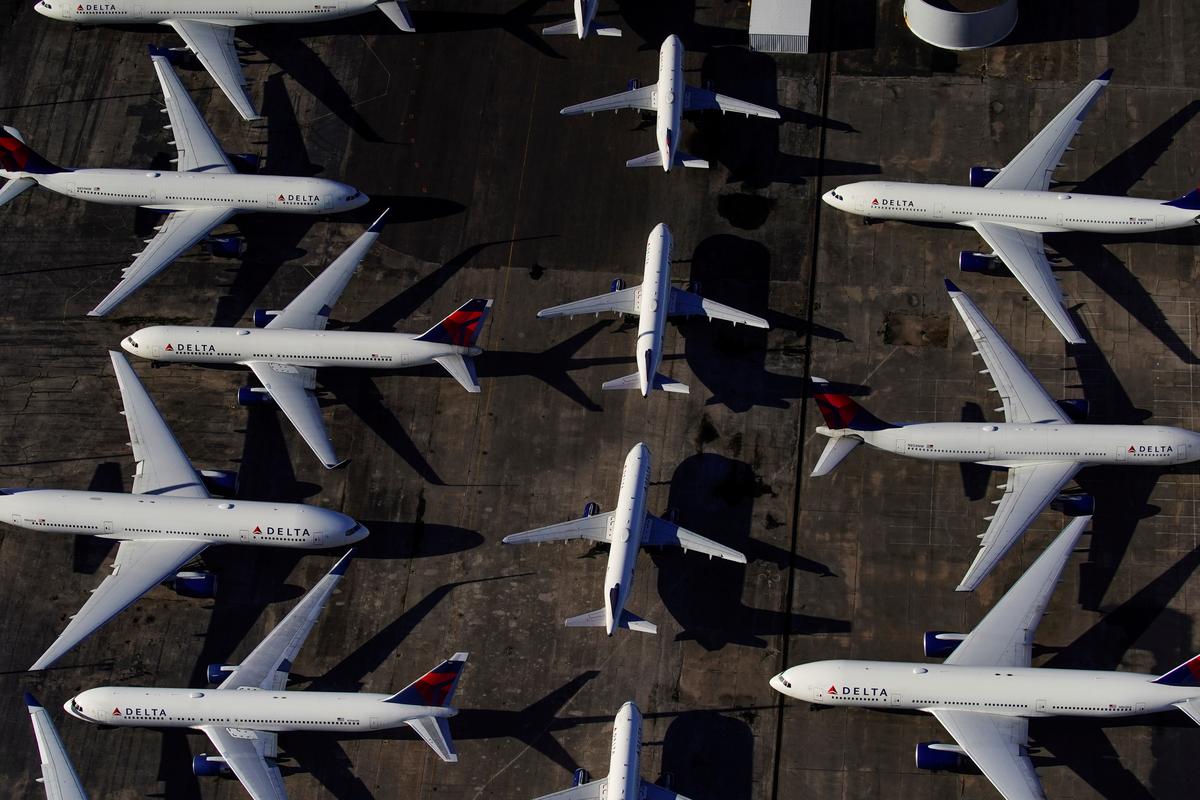 U.S. airlines to dash for cash grants, not loans, even with potential government stake