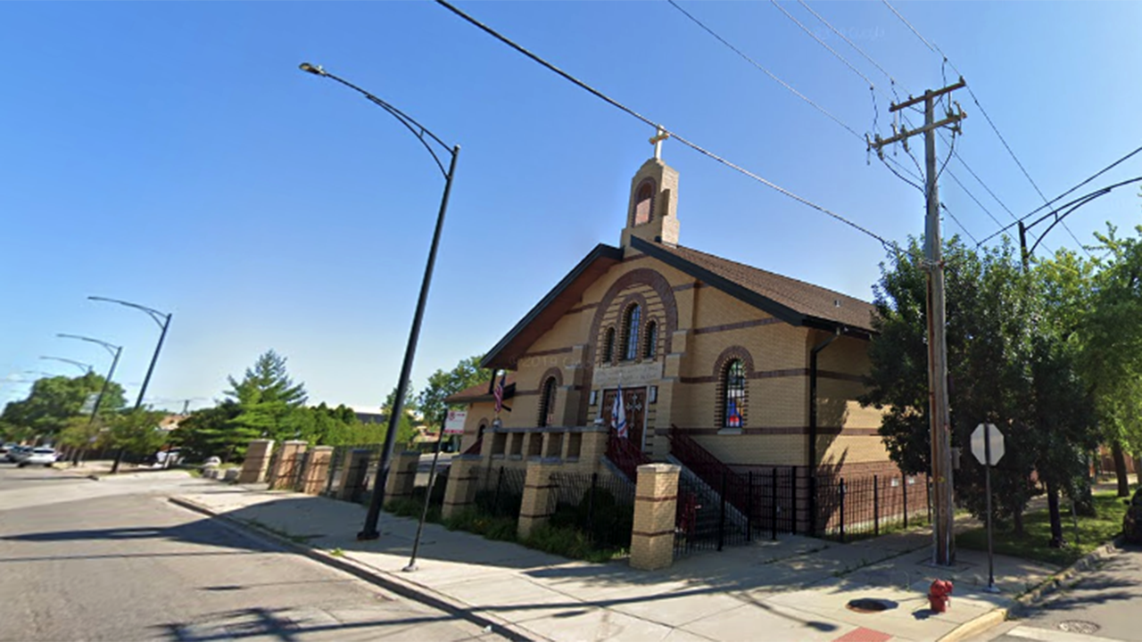 Chicago cops distribute crowd at church for violating coronavirus stay-at-home order