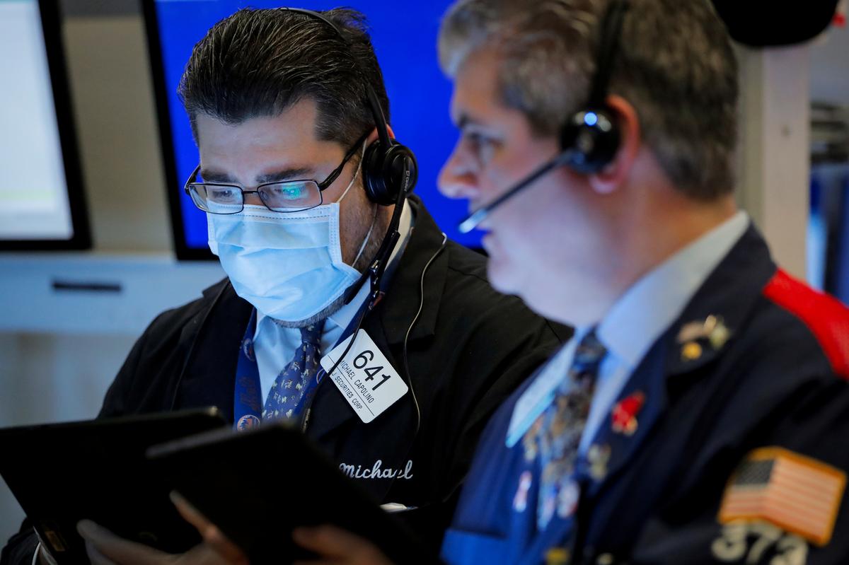 Dow sinks, virus pushes it to sharpest quarterly plunge in over three years