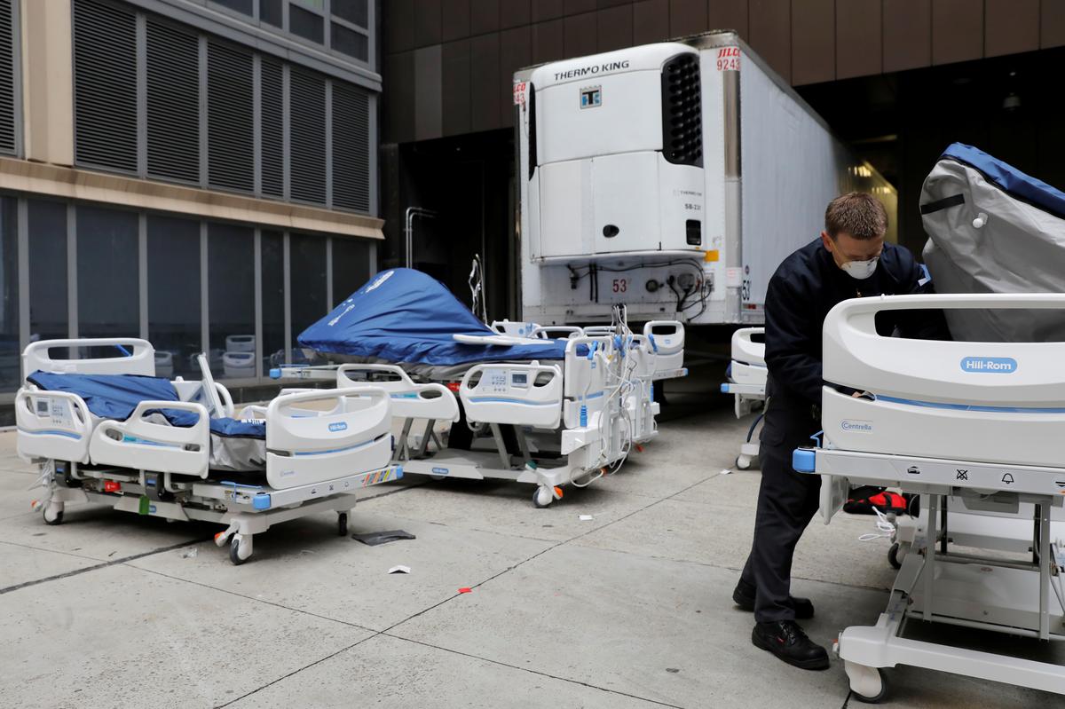 U.S. rushes to build makeshift hospitals as death toll rises by 800