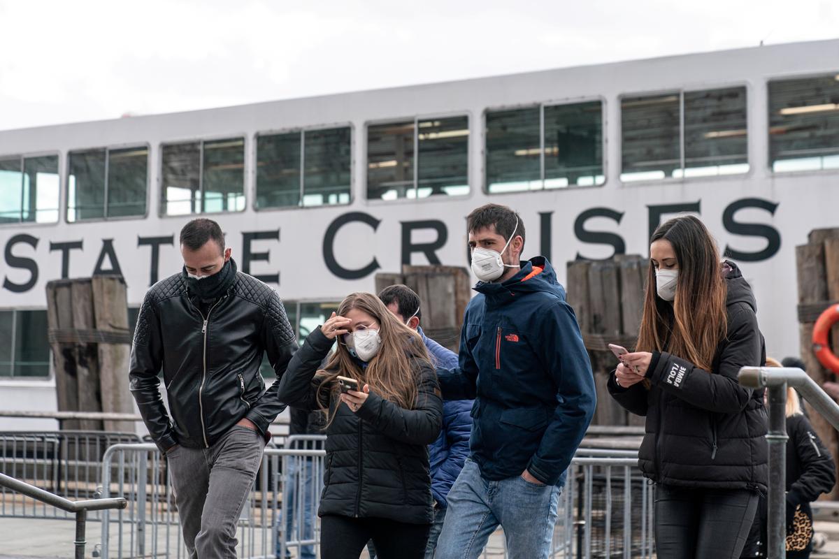 U.S. health officials consider face masks for Americans to slow coronavirus, but ‘not there yet’