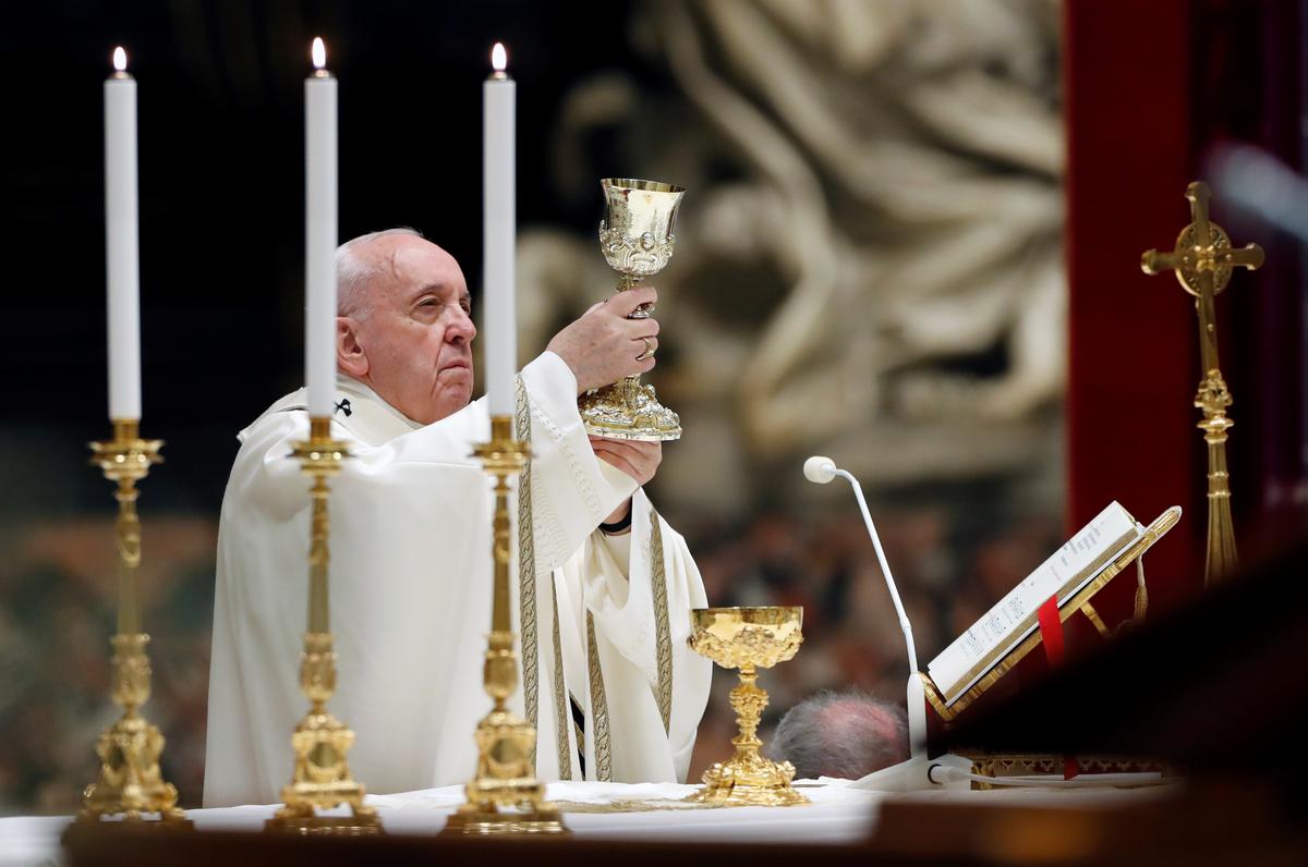 ‘Be messengers of life in a time of death,’ pope says on Easter eve