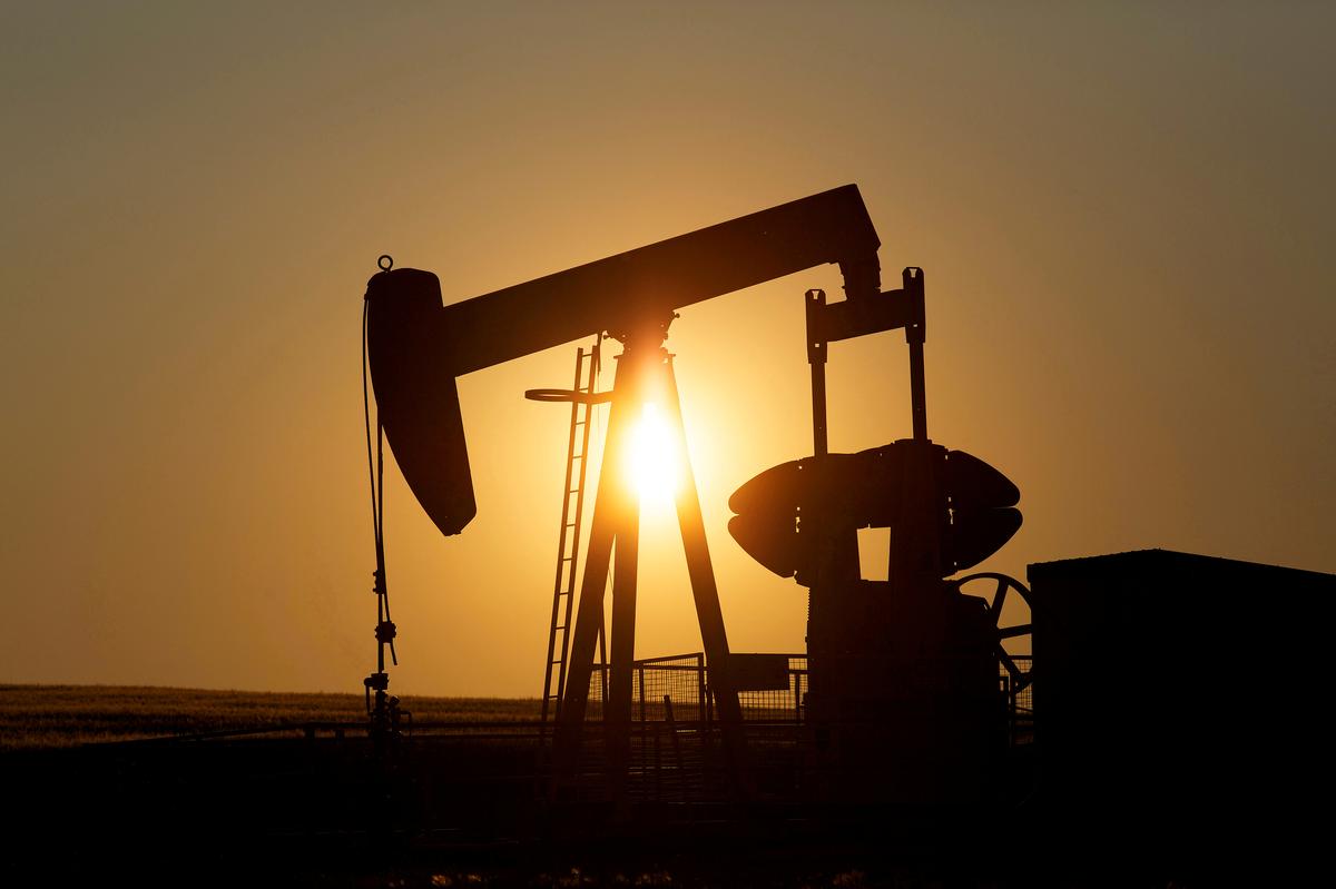 Oil falls on concerns over storage, deteriorating economies