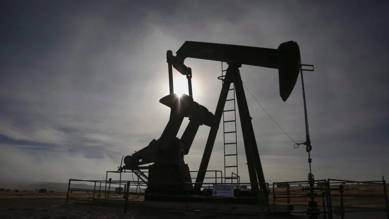 Oil price goes into negative territory as traders get squeezed running for the exits | CBC News