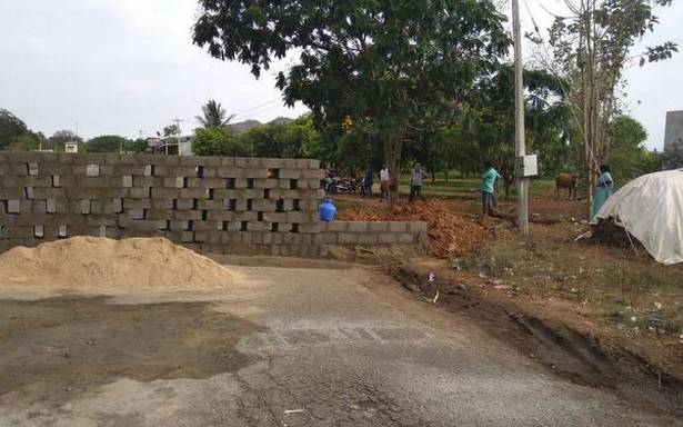 Tamil Nadu sets up brick walls on inter-State border with A.P. at Chittoor