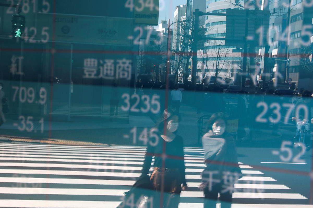 Asian shares fall on fresh rout in crude costs