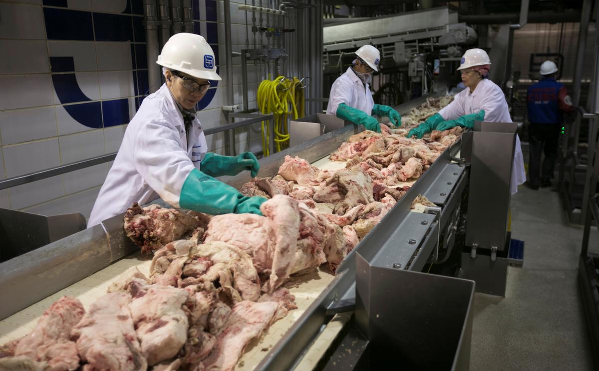 Trump orders U.S. meat-processing plants to stay open regardless of coronavirus worries