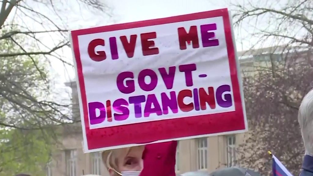 Equipped lockdown protesters in Michigan statehouse