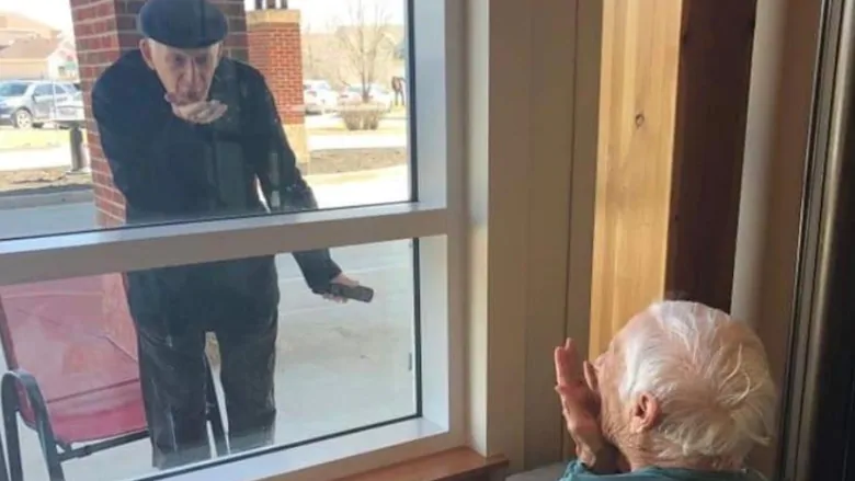 ‘Do you know I love you?’: Winnipeg couple of 70 years ‘connect’ through window amid COVID-19 restrictions | CBC News