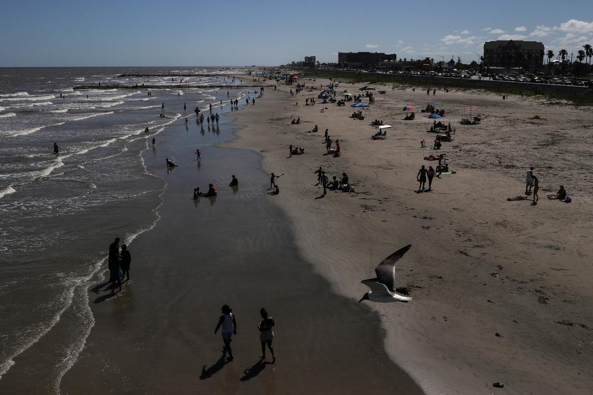 Warm weather condition draws crowds in some cities as parts of U.S. begin relieving coronavirus lockdowns