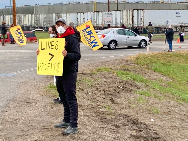 Workers return to Alberta meat plant despite union’s effort to block reopening amid COVID-19 | CBC News