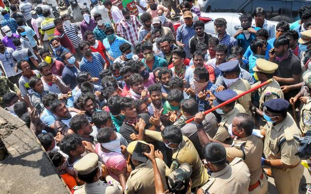 Visakhapatnam gas leak | Villagers stage protest in front of LG Polymers