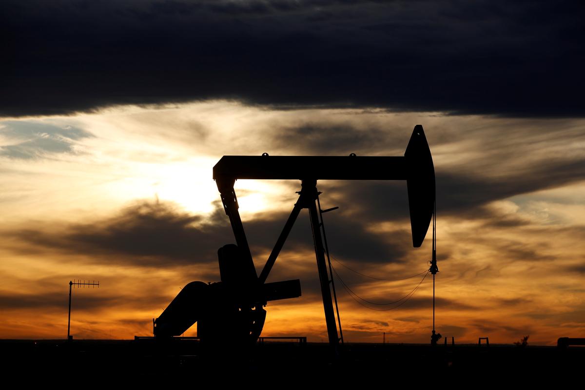 Oil prices fall 1% as glut weighs