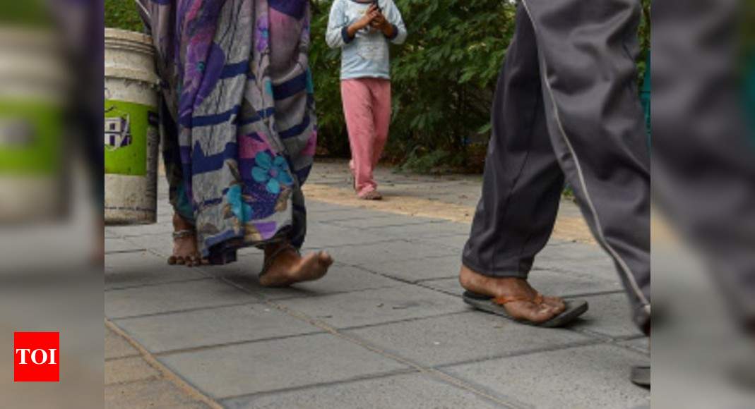 Demanding food, buses, migrants pelt stones on Madhya Pradesh-Maharashtra border