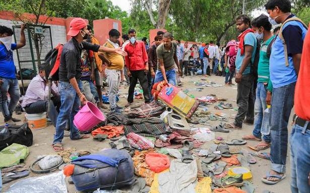 Coronavirus lockdown | Returning workers fight for food at Bihar railway stations