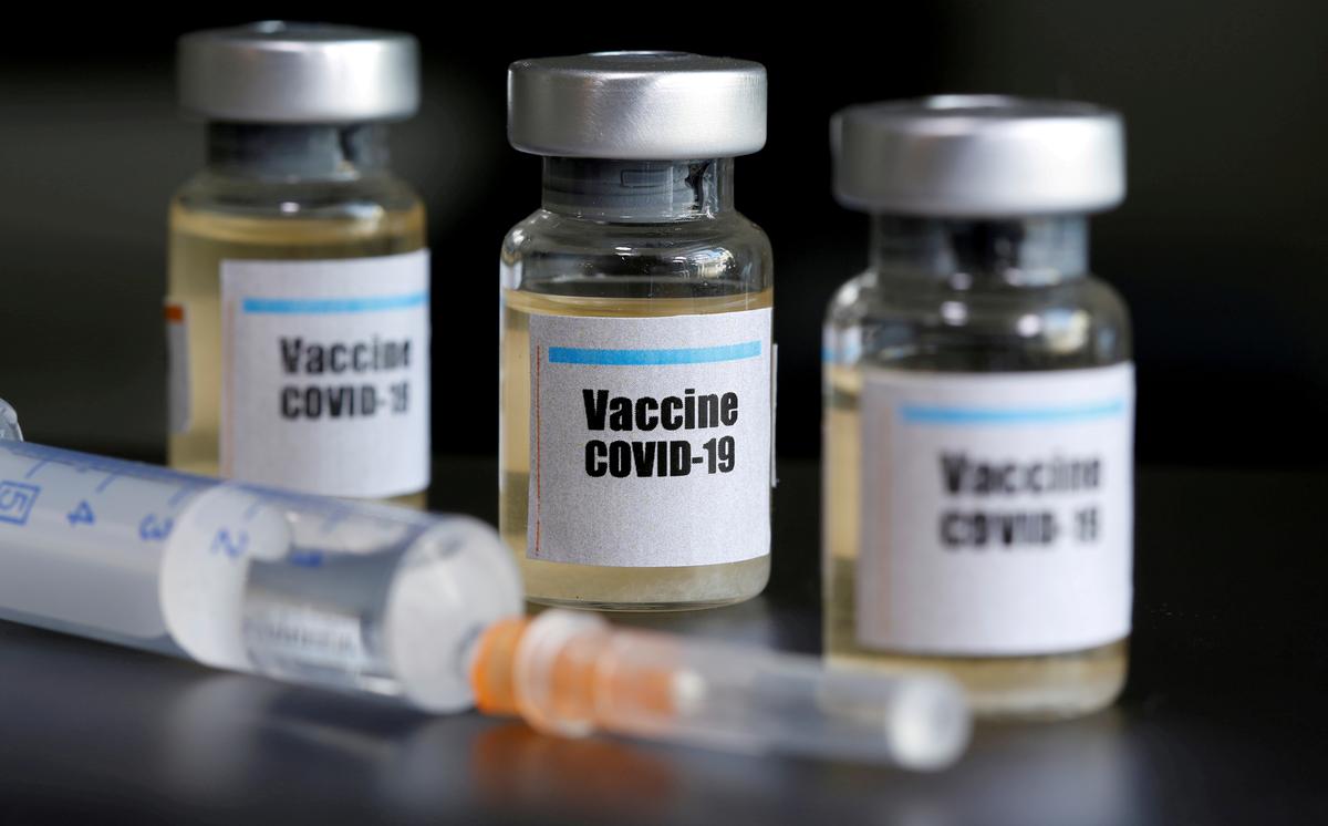 U.S. to stockpile vaccine candidates as trials continue: health secretary