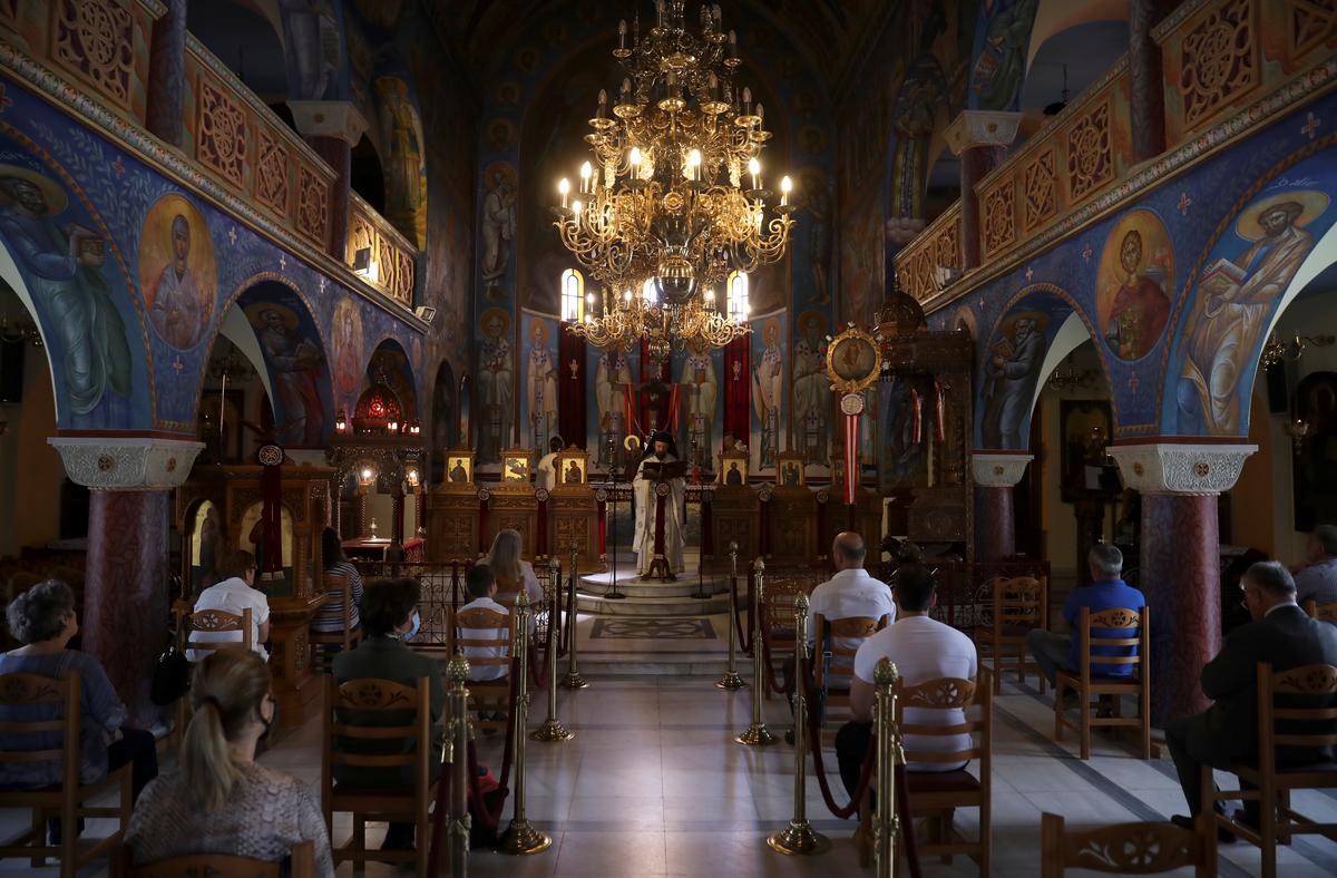 After weeks of lockdown, overjoyed Greeks return to church