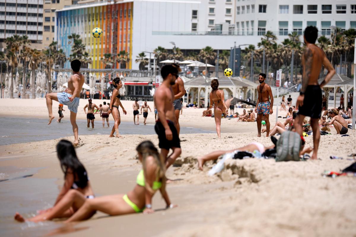 Beaches, parks busy as Europe heat wave and U.S. spring test new coronavirus rules