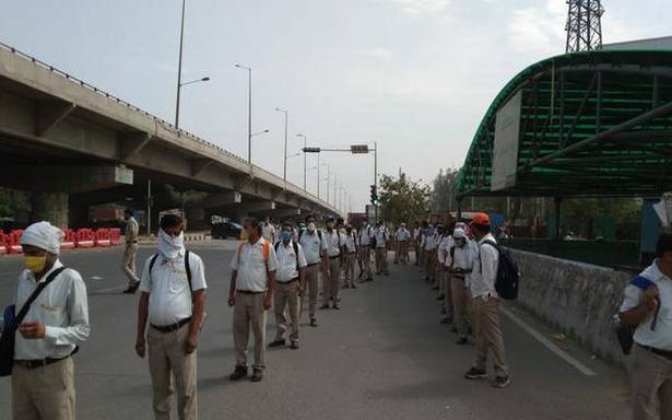 100 employees of car company in Gurugram stroll 30 km to reach office