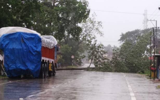 Amphan cyclone tracker | Migrant trains to Bengal, Odisha cancelled