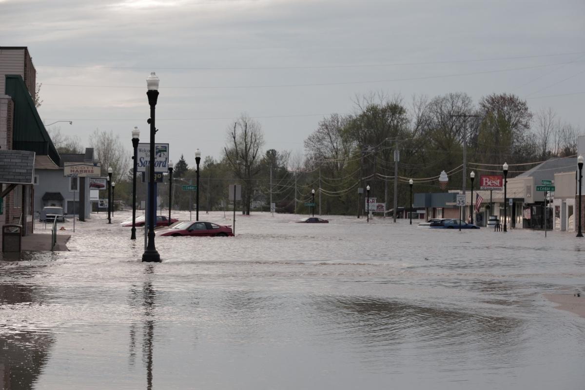 Michigan governor declares emergency after dams collapse