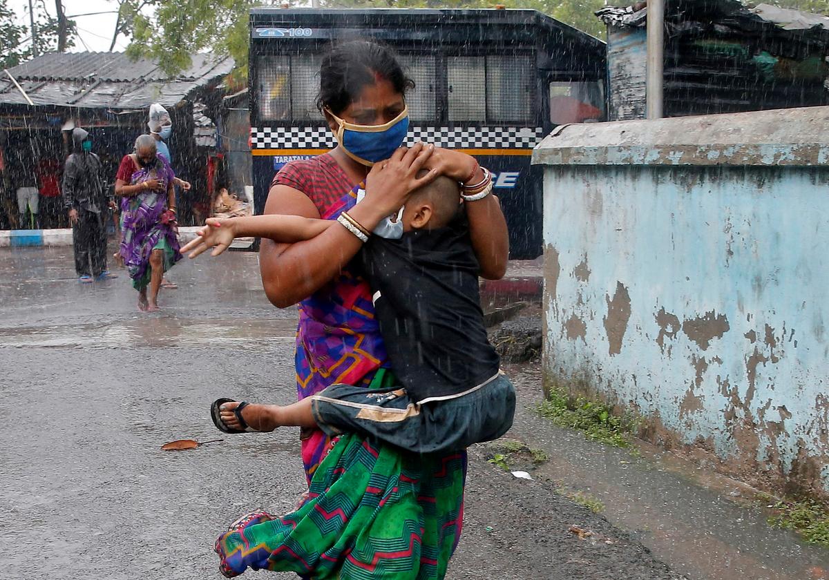 Cyclone kills 14 in India, Bangladesh leaving trail of destruction