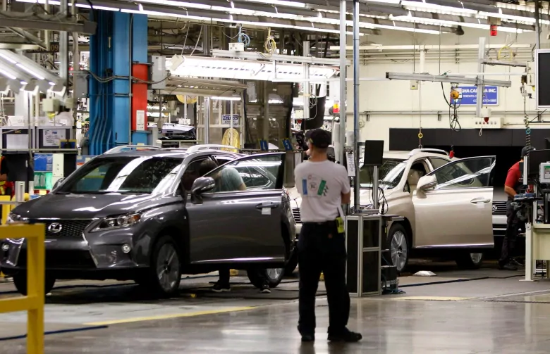 Ontario’s auto sector returns to work under a COVID-19 cloud of doubt | CBC News