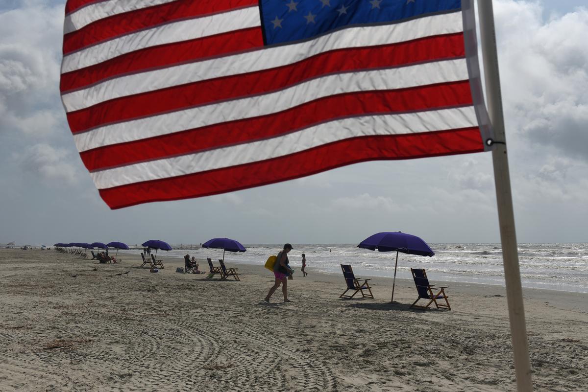 Lockdown-weary Americans hit the road to U.S. vacation weekend