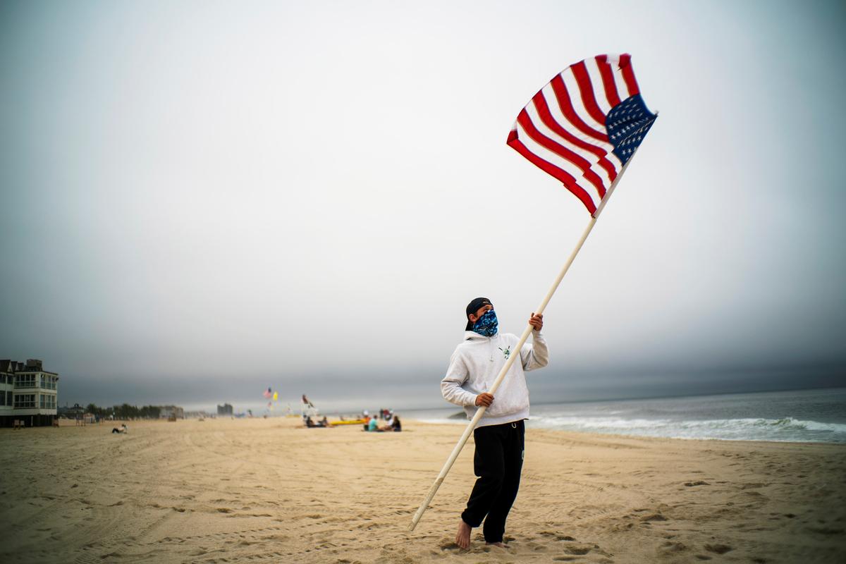 COVID-19 distancing compels shifts at the beach on congested U.S. Memorial Day weekend