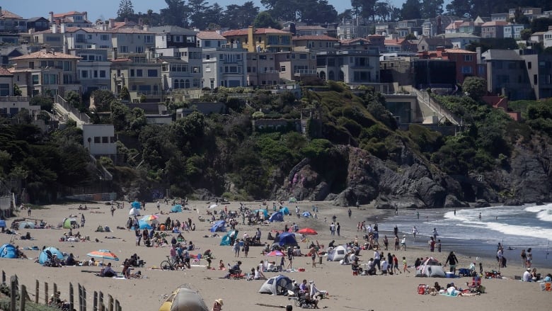 Crowds cram beaches across U.S., raising physical distancing concerns | CBC News