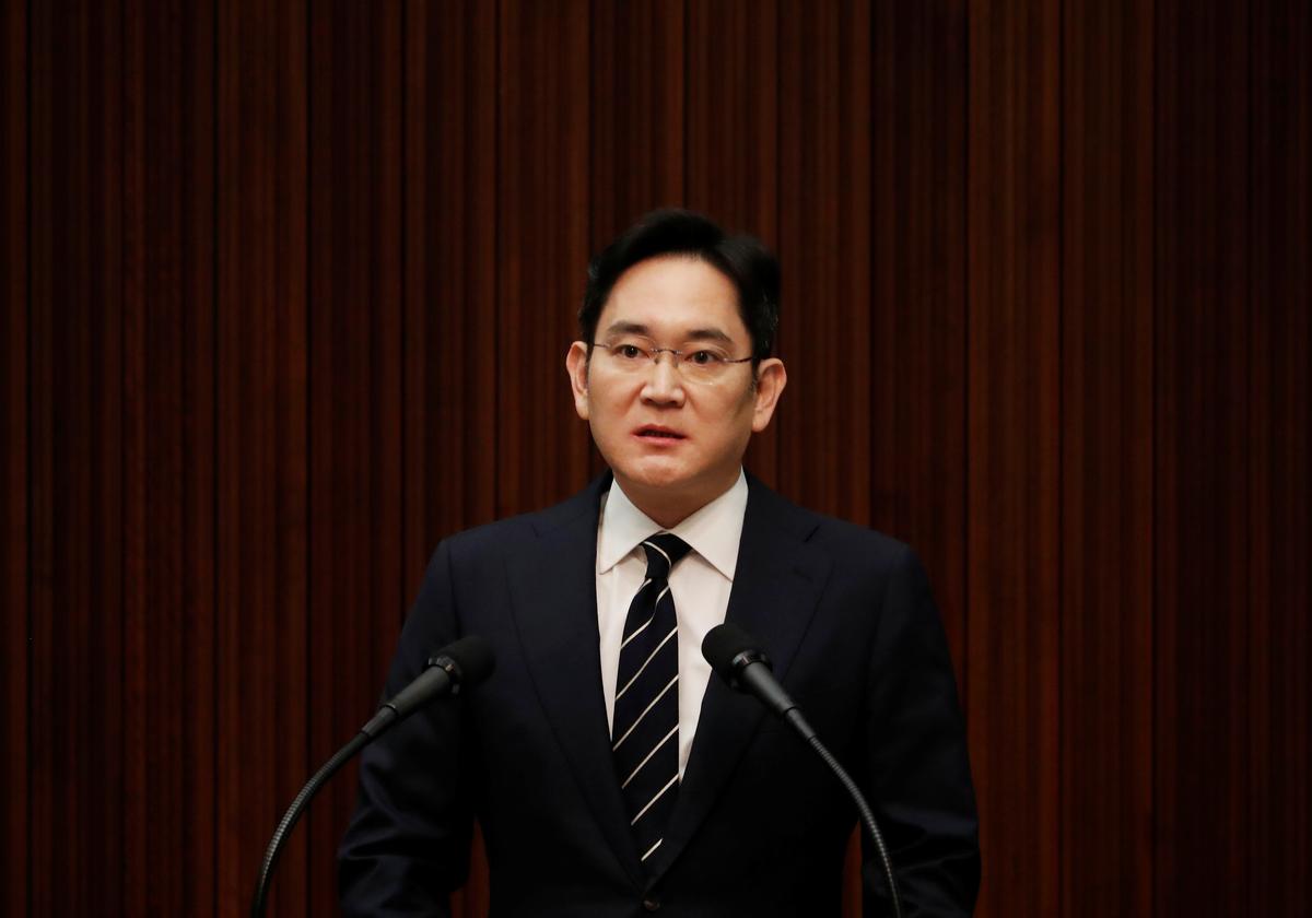 Korean prosecutors question Samsung heir in succession-related probe