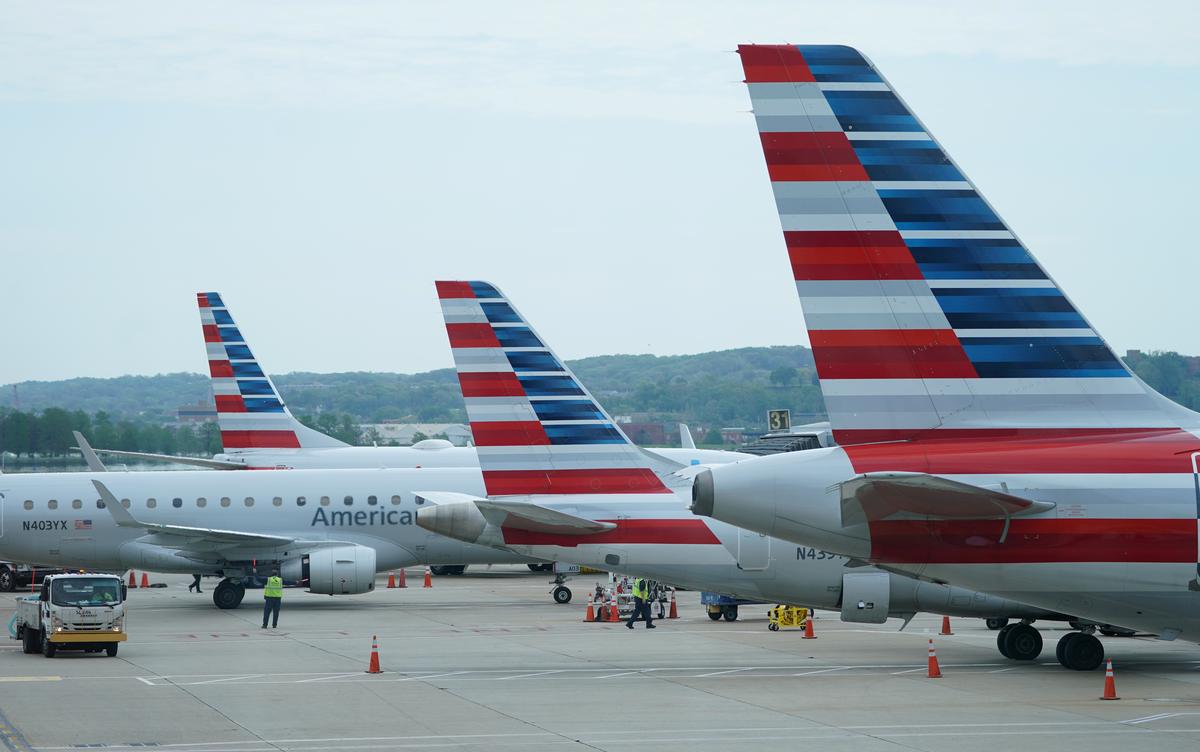 American Airlines says to cut management and support staff by 30%