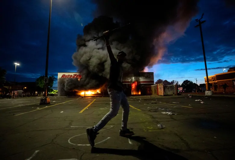 1 killed in Minneapolis as protests turn violent over man’s death in police custody | CBC News