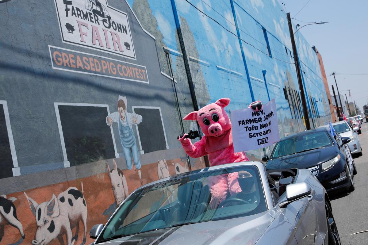 Los Angeles union, joined by ‘Pandemic Pig,’ demands meatpacking plant closure