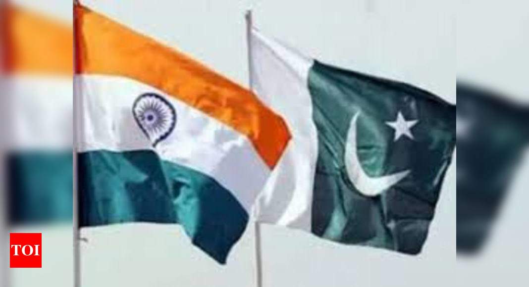 India expels two Pakistani envoys for espionage