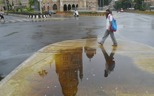 Light showers, thunderstorm in Mumbai, adjacent locations