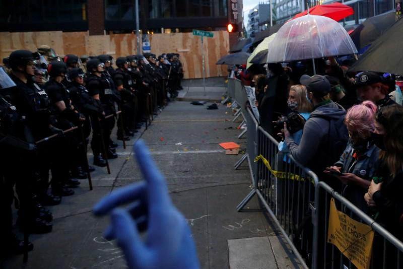 U.S. crowds defy curfew to protest Floyd’s death, but violence subsides