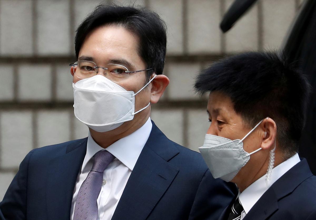 Samsung leader appears in court, waits to hear if he’ll be jailed once again