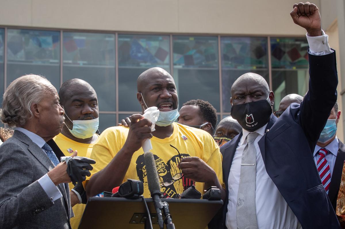 Thousands pay tribute to George Floyd as pressure installs for U.S. cops reform