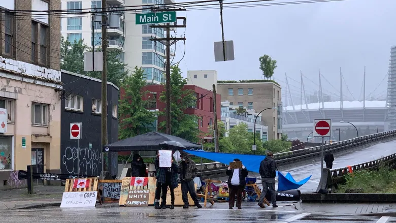 Anti-racism protest blocking Georgia viaduct stretches into second day | CBC News